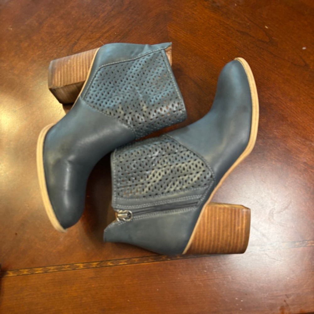 Söfft Leather Cutout Ankle Boots Stacked Heel Zip Booties Size 9M - Picture 8 of 11